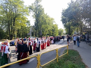 Na zdjęciu osoby maszerujące w korowodzie.