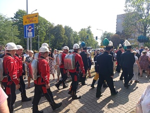 Na zdjęciu osoby maszerujące w korowodzie.