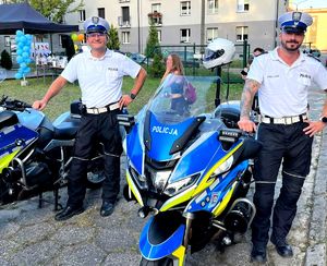 Na zdjęciu dwóch policjantów drogówki przy motocyklach służbowych.