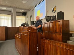 policjant przy mównicy