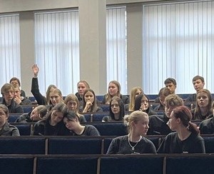 uczestnicy debaty na sali sesyjnej