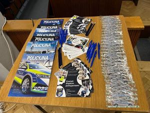 stolik z materiałami promującymi pracę policjanta