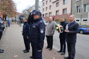 policjanci oddający honor, przedstawiciele władz samorządowych oraz ojciec zmarłego policjanta