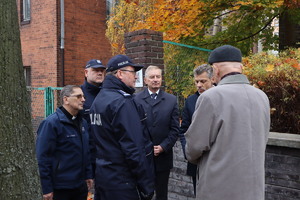 policjanci, przedstawiciele władz samorządowych i ojciec zmarłego policjanta