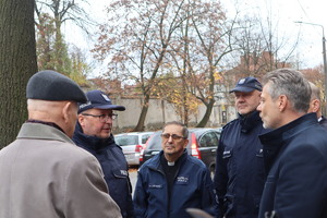 policjanci, przedstawiciele władz samorządowych i Pan Józef Sienicki