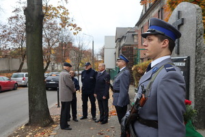 warta honorowa przy tablicy upamiętniającej zmarłego policjanta, komendanci, przedstawiciele władz miasta i pan Józef Sienicki