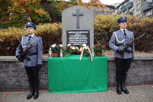 warta honorowa przy tablicy upamiętniającej poległego na służbie policjanta