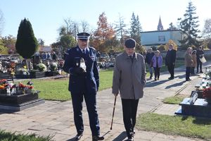 Zastępca Komendanta Miejskiego Policji w Bytomiu mł. insp. Damian Radziejowski i Pan Józef Sienicki