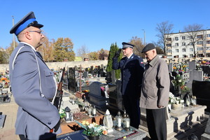 Zastępca Komendanta Miejskiego Policji w Bytomiu oddający honor przy grobie policjanta, Pan Józef Sienicki, warta honorowa