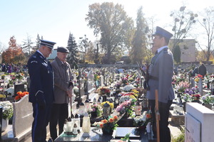 Zastępca Komendanta Miejskiego Policji w Bytomiu i Pan Józef Sienicki stojący przy grobie, warta honorowa