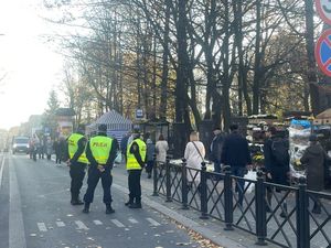 policjant i strażnicy miejscy przy cmentarzu