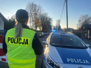 policjantka i radiowóz