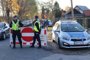 policjantka i strażnik miejski przy radiowozie