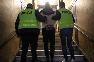 policjanci z zatrzymanym na schodach w budynku Prokuratury Rejonowej w Bytomiu