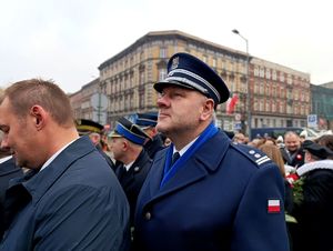 Na zdjęciu zastępca komendanta pośród tłumu.