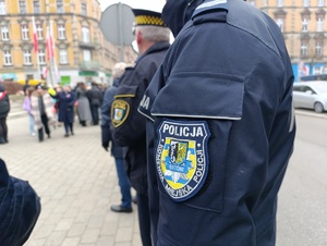 Na zdjęciu znajdujący się na ramieniu policjanta emblemat z napisem Policja Komenda Miejska Policji Bytom.