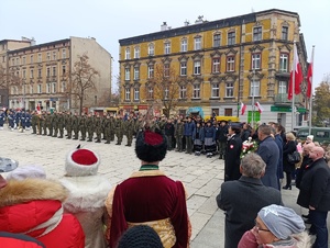 Na zdjęciu stojący w szeregach mundurowi i zgromadzone osoby.