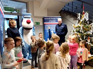 Na zdjęciu dzieci, policjantka, policjant i Sznupek