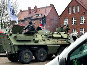 na zdjęciu pojazd militarny w których znajdują się osoby ubrane w mikołajowe czapki