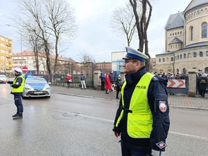 na zdjęciu policjanci na jezdni w trakcie zabezpieczenia