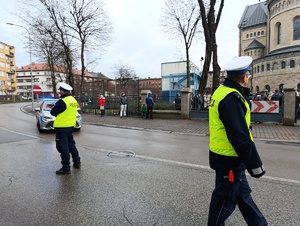 na zdjęciu policjanci na jezdni w trakcie zabezpieczenia