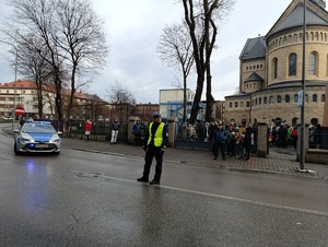 na zdjęciu policjant stojący na środku jezdni