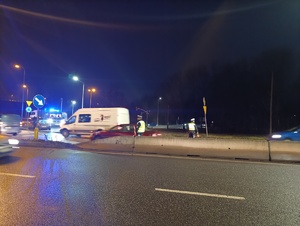 na zdjęciu policjanci na jezdni w trakcie badań stanu trzeźwości kierujących