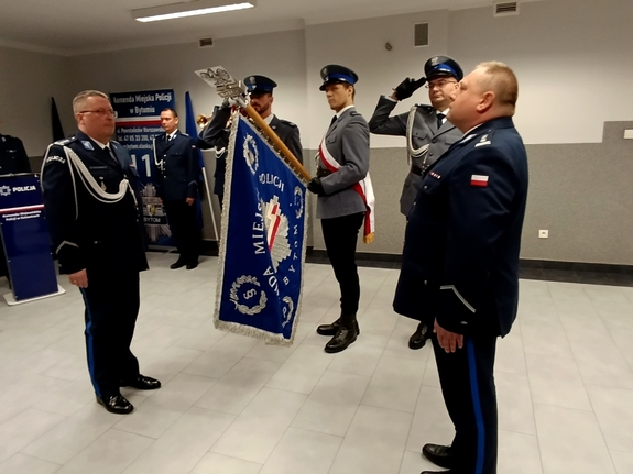 na zdjęciu Komendanci stojący przed sztandarem