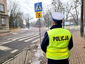 na zdjęciu policjant stojący przy przejściu dla pieszych