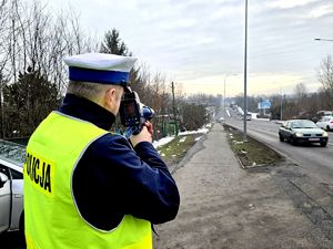 na zdjęciu policjant wykonujący pomiar prędkości