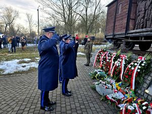 na zdjęciu Komendant Miejski Policji w Bytomiu wraz komendantami bytomskich komisariatów salutują przed pomnikiem