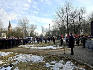 na zdjęciu Szymon Hołownia przy mikrofonie oraz zgromadzone osoby