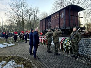 na zdjęciu żołnierze i osoby oddające hołd przed pomnikiem