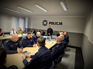 na zdjęciu policjanci i zaproszeni goście siedzący przy stołach