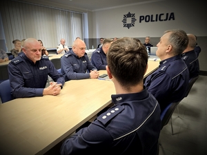 na zdjęciu policjanci i zaproszeni goście siedzący przy stołach