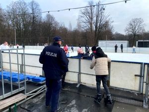 na zdjęciu policjant przy lodowisku