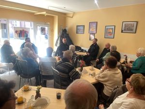 policjanci z seniorami podczas debaty