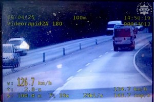 na zdjęciu zapis pomiaru prędkości oraz pojazdy na jezdni