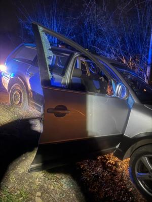 na zdjęciu samochód osobowy koloru szarego