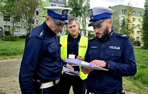 na zdjęciu trzej policjanci ruchu drogowego