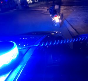 na zdęciu motorower i fragment radiowozu