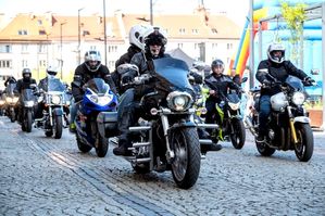 na zdjęciu jadący motocykliści