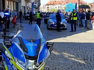na zdjęciu policyjny motocykl, za nim policjanci bytomskiej drogówki, radiowóz motocykliści i zgromadzeni uczestnicy