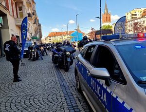 na zdjęciu radiowóz za nim motocykliści