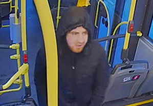 na zdjęciu mężczyzna w autobusie