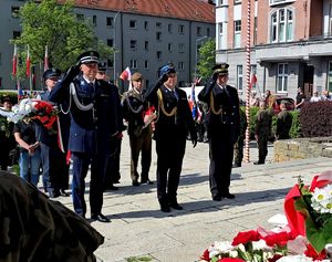 na zdjęciu salutujący przedstawiciele służb mundurowych