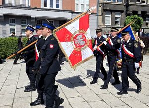 na zdjęciu mundurowi ze sztandarami