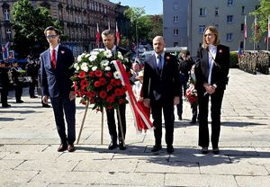 na zdjęciu przedstawiciele władz miasta w tym prezydent miasta trzymający kwiaty