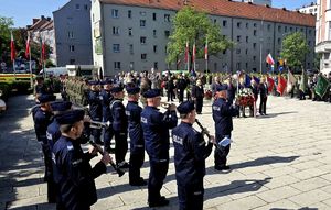 na zdjęciu orkiestra policyjna i zgromadzone osoby