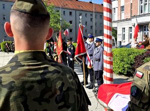 na zdjęciu mundurowi